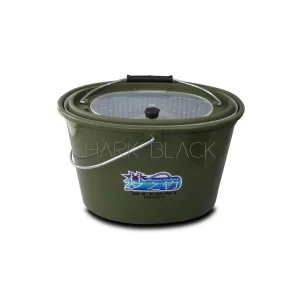 El Balde Pequeño para Cebo Vivo MB9325 tiene un diseño ovalado y compacto con cesta interna y tapa perforada. Ideal para mantener las carnadas frescas y oxigenadas.
