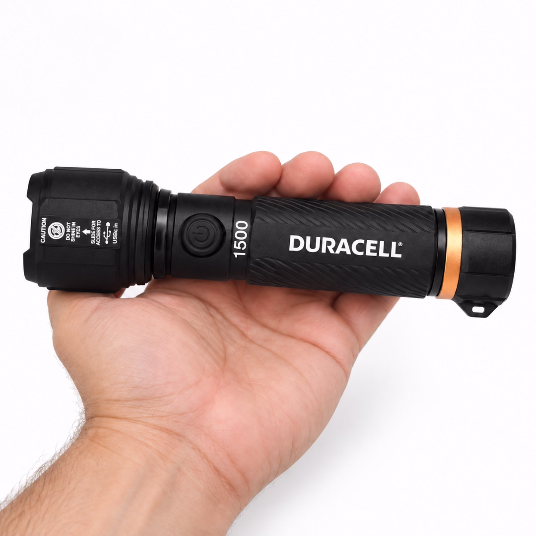 Linterna Duracell Durabeam Ultra 1500 lúmenes en mano, tamaño compacto